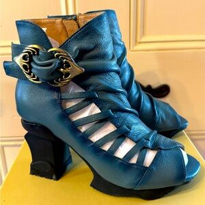 L’artiste Sengara Booties